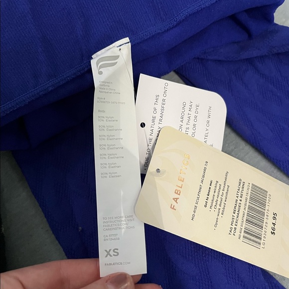 2 pairs of fabletics leggings - Picture 3 of 7